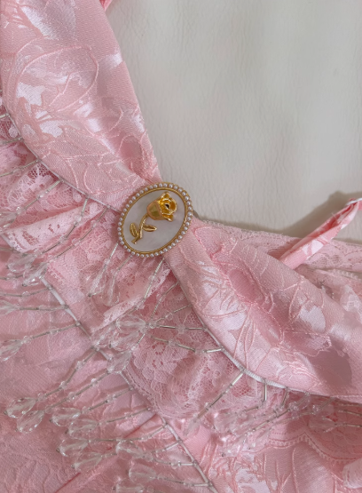 Vestidos de fiesta cortos de satén jacquard con tirantes finos en color rosa dulce, corte A, con encaje y cuentas, ED02738