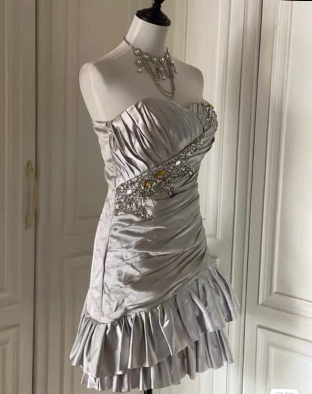 Elegante vestido de fiesta corto de satén con cuentas y sin tirantes, color plateado, para regreso a casa ED02788
