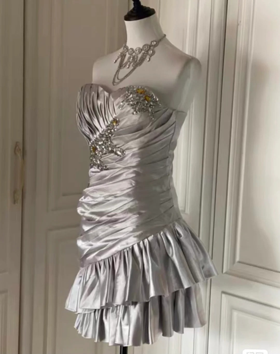 Elegante vestido de fiesta corto de satén con cuentas y sin tirantes, color plateado, para regreso a casa ED02788