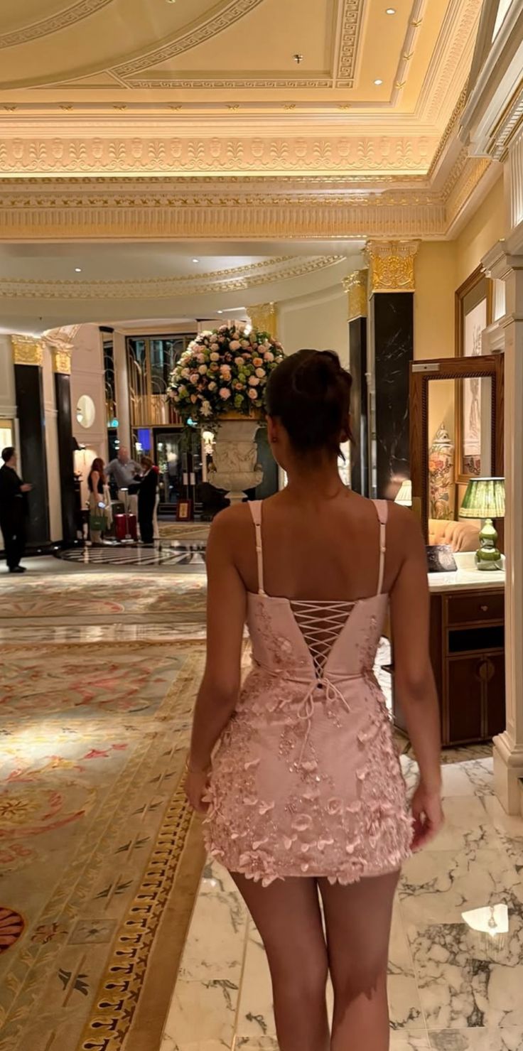Elegante vestido de fiesta corto de satén con escote cuadrado en rosa, ajustado, con cuentas y apliques ED02799
