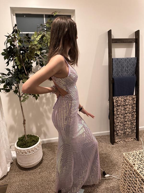Hermoso vestido de fiesta largo de satén con lentejuelas y tirantes finos en color morado, estilo sirena, con espalda descubierta (ED02811)