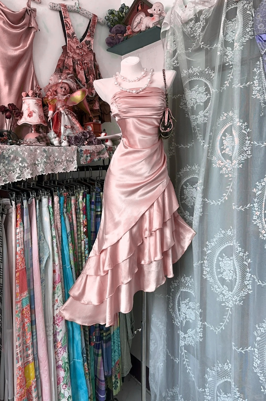 Elegante vestido de fiesta corto de satén con corte sirena y escote palabra de honor color champán ED02819