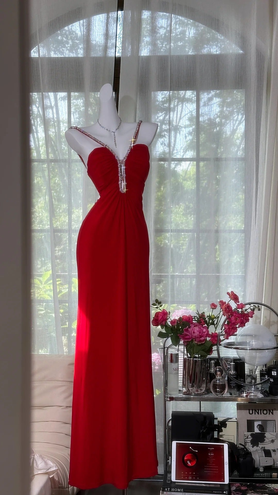 Hermoso vestido de fiesta largo de gasa con escote corazón en rojo, elegante y sencillo, con espalda descubierta y diamantes ED02938