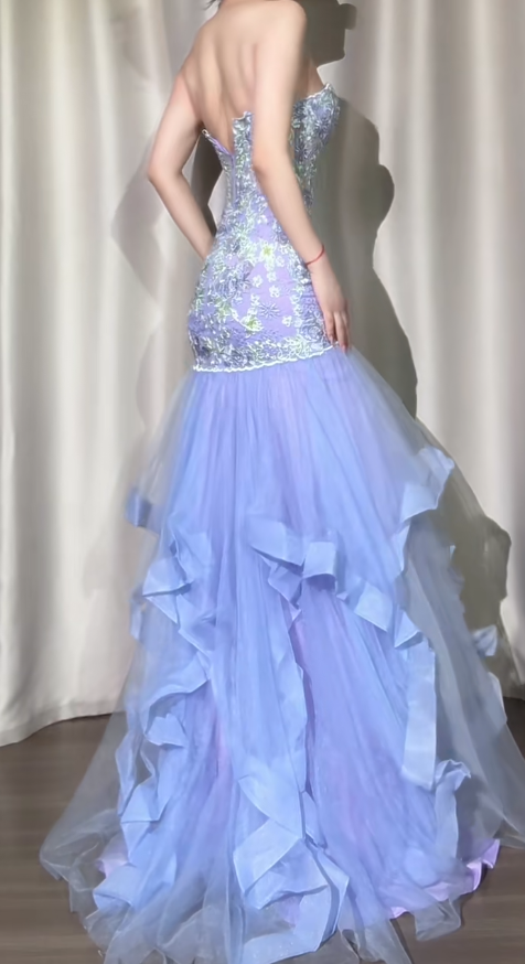 Hermoso vestido de noche largo de tul con escote corazón color morado y corte sirena, con apliques bordados ED03123