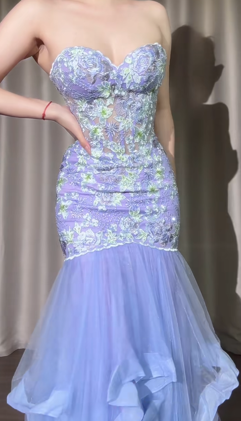 Hermoso vestido de noche largo de tul con escote corazón color morado y corte sirena, con apliques bordados ED03123