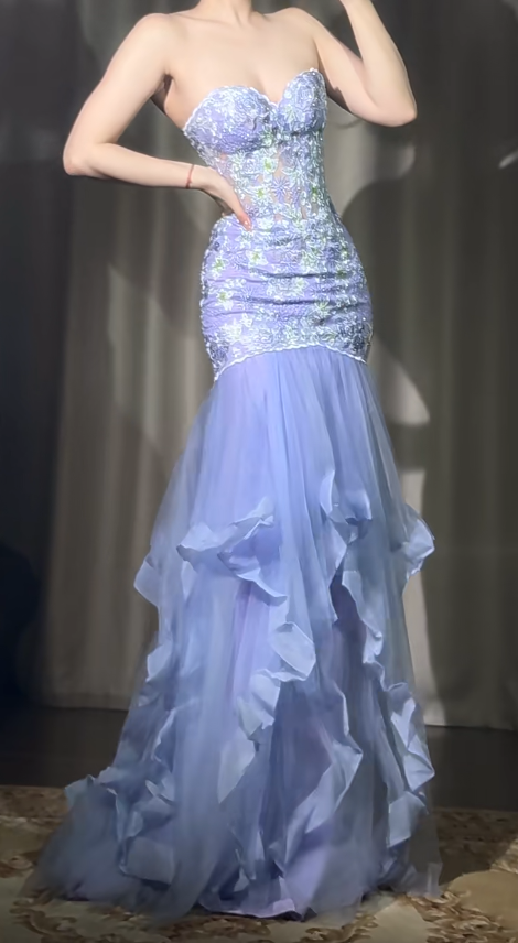 Hermoso vestido de noche largo de tul con escote corazón color morado y corte sirena, con apliques bordados ED03123