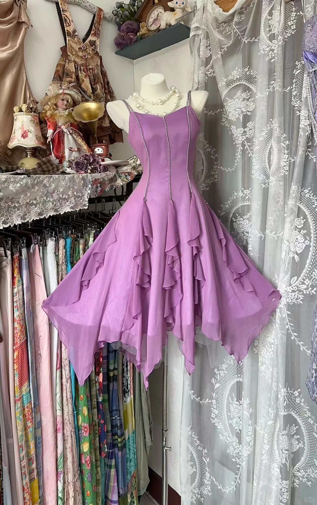 Vestido de fiesta corto de gasa con volantes y tirantes finos en color morado estilo cuento de hadas, corte A, para quinceañeras, con cuentas, ED03146