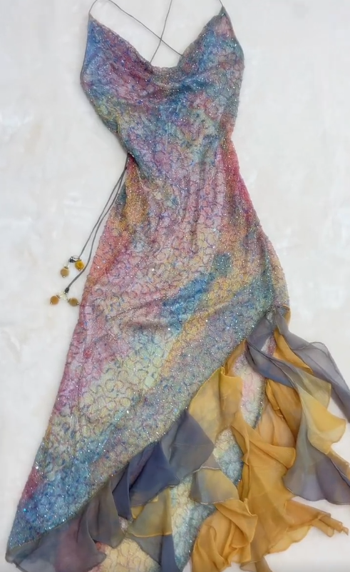 Impresionante vestido de fiesta corto con volantes, escote en V y tirantes finos, estilo cuento de hadas, con cuentas y degradado ED03158