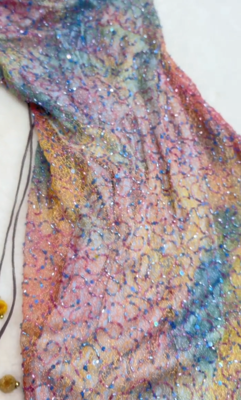 Impresionante vestido de fiesta corto con volantes, escote en V y tirantes finos, estilo cuento de hadas, con cuentas y degradado ED03158