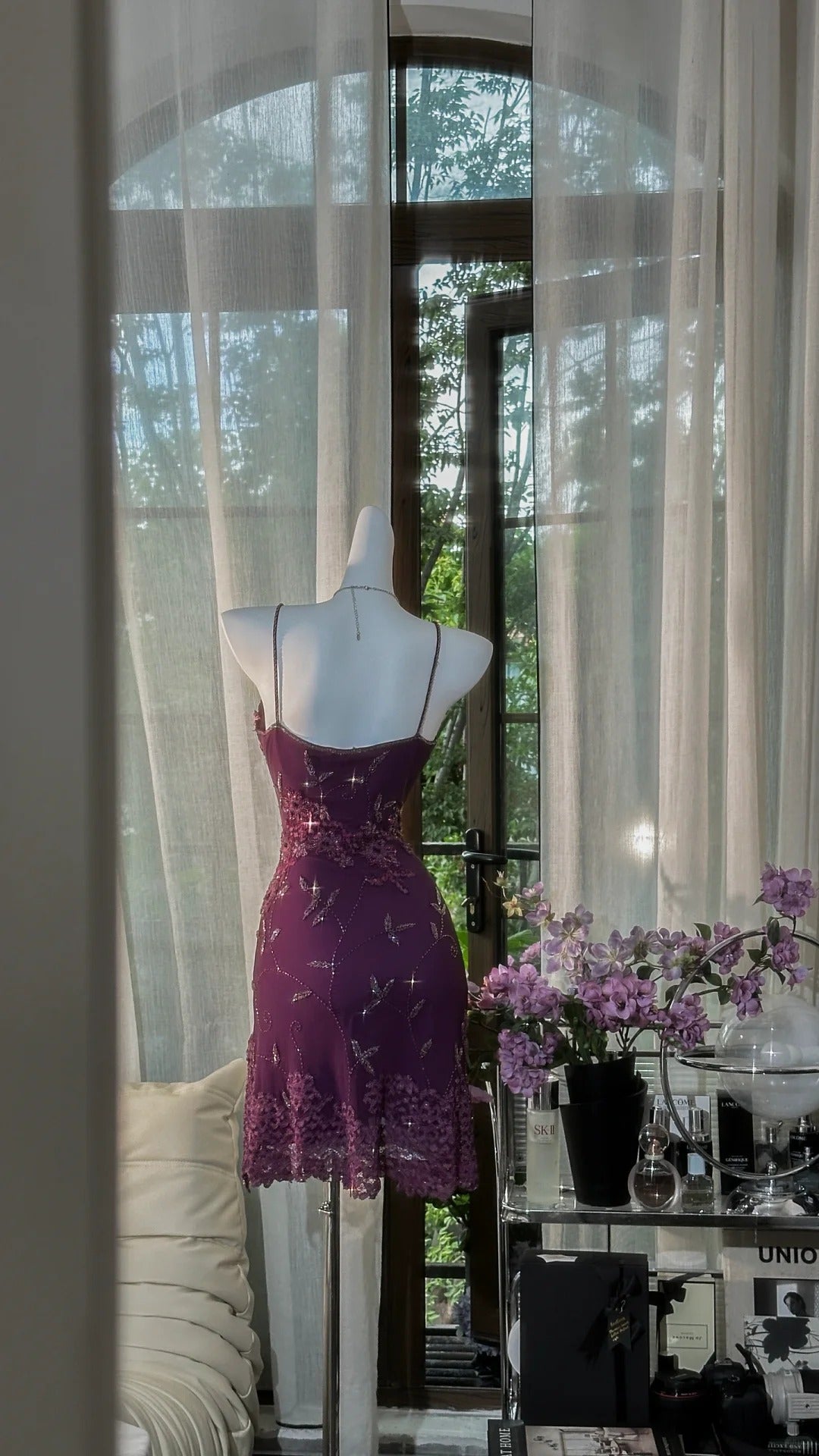 Vestido de fiesta corto vintage de gasa con tirantes finos, color morado uva y cuentas ED03311
