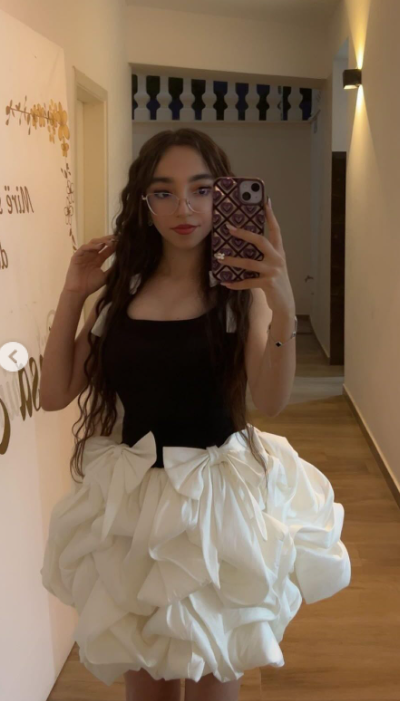 Vestido corto blanco y negro con tirantes y lazo para fiesta de 16 años, ED03580
