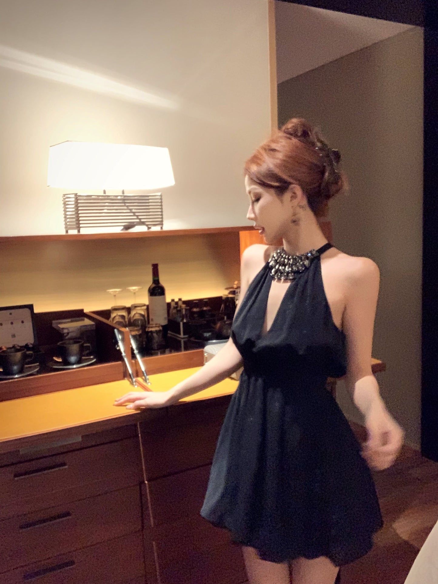 Vestido de cumpleaños negro con escote en V y corte halter de rombos franceses ED0517