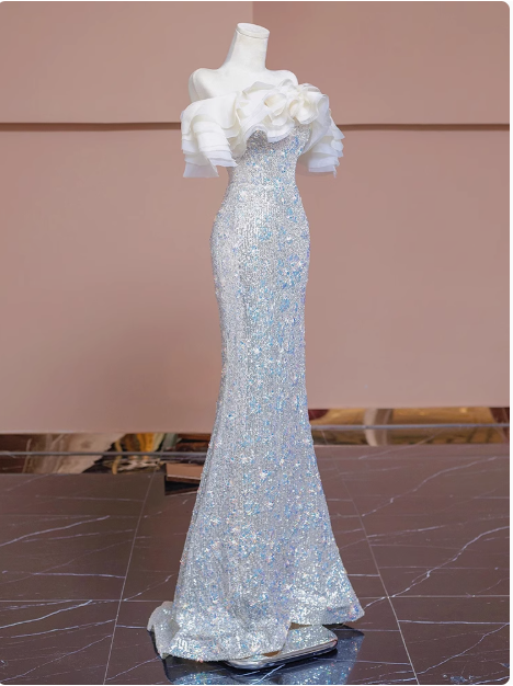 Vestido de novia color champán, de tul con lentejuelas y hombros descubiertos, ED0936