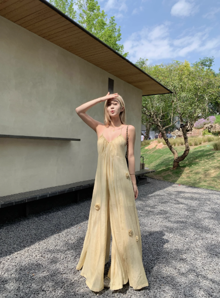 Vestido con tirantes y flores 3D ED0947