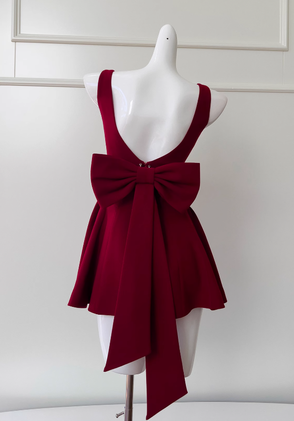 Vestido de fiesta corto burdeos con tirantes finos y corte en A, ED0958