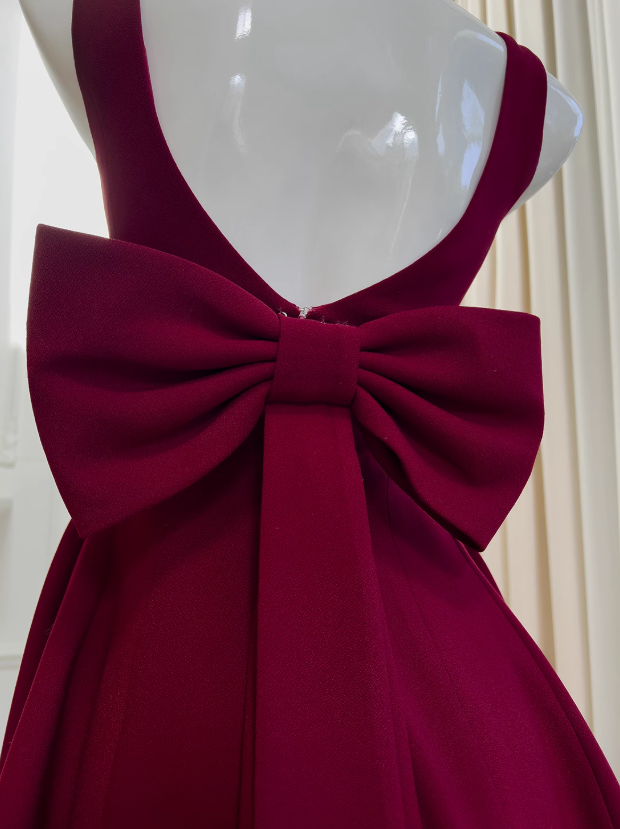 Vestido de fiesta corto burdeos con tirantes finos y corte en A, ED0958