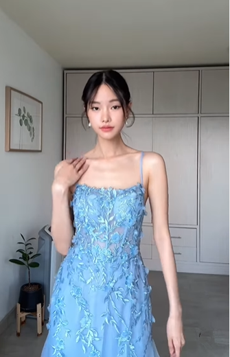 Vestido de noche elegante de sirena con apliques de tul azul, largo y espalda abierta