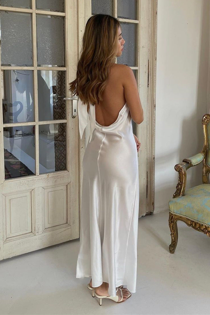 Vestido formal color marfil, largo hasta la rodilla, con cuello redondo y espalda descubierta