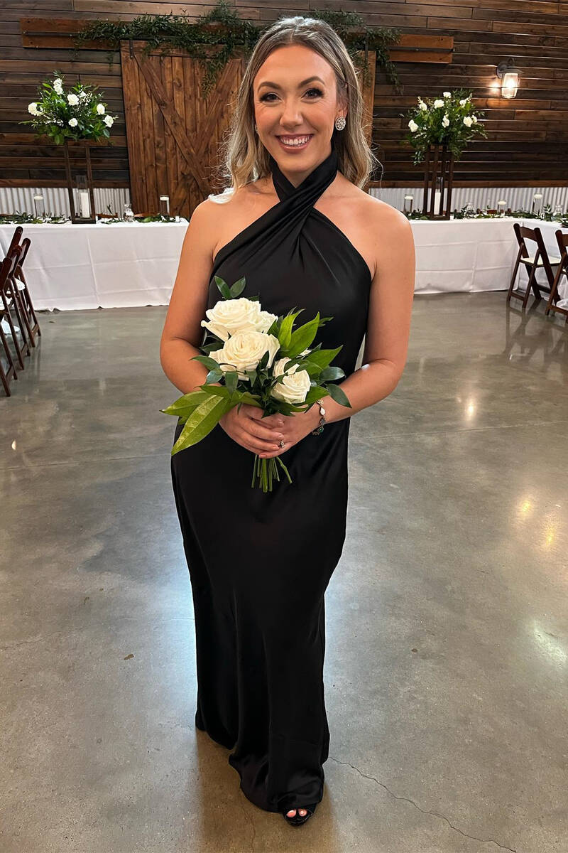 Vestido de dama de honor cruzado con cuello halter color champán hasta el suelo