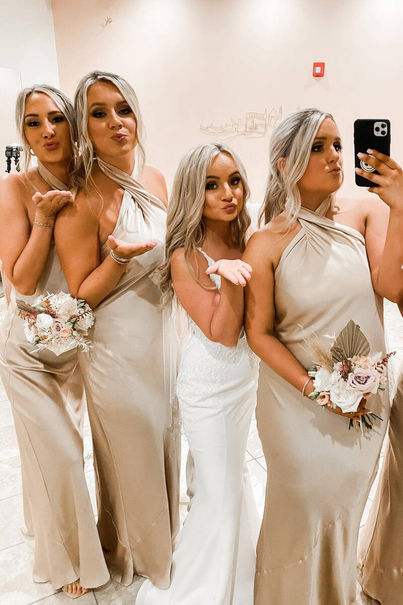 Vestido de dama de honor cruzado con cuello halter color champán hasta el suelo