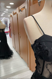 Vestido de fiesta largo de tul con apliques de sirena y tirantes de corazón negro
