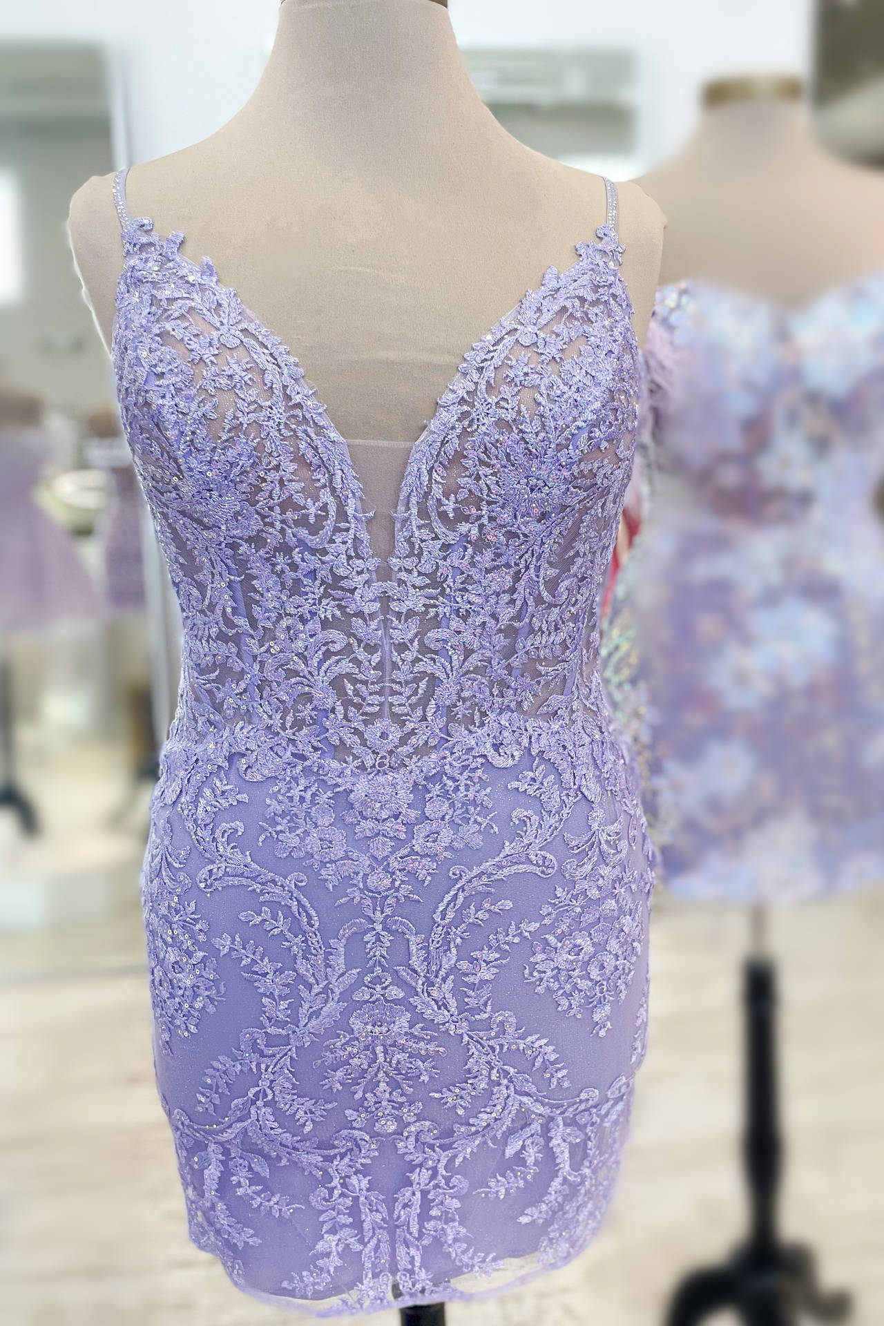 Vestido de fiesta ajustado con escote pronunciado y bordado lavanda