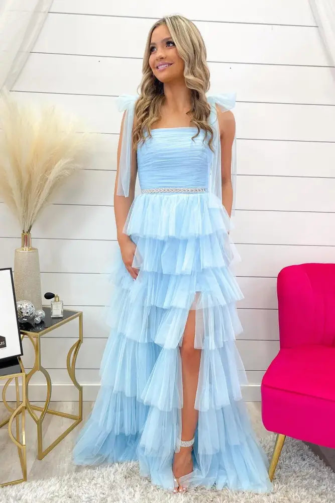 Vestido de fiesta azul claro plisado con volantes y tirantes de lazo