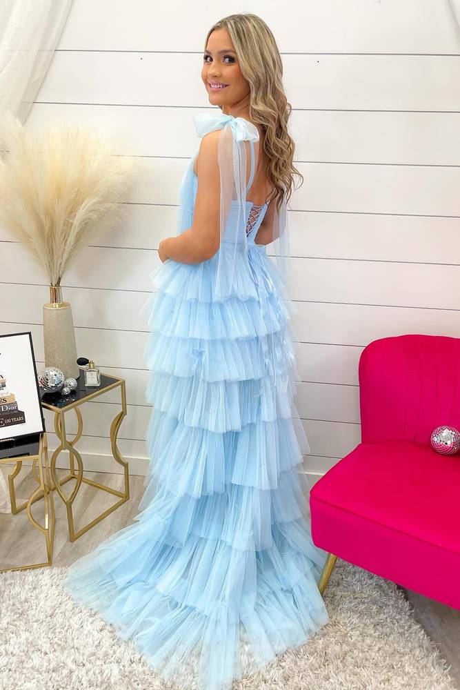 Vestido de fiesta azul claro plisado con volantes y tirantes de lazo
