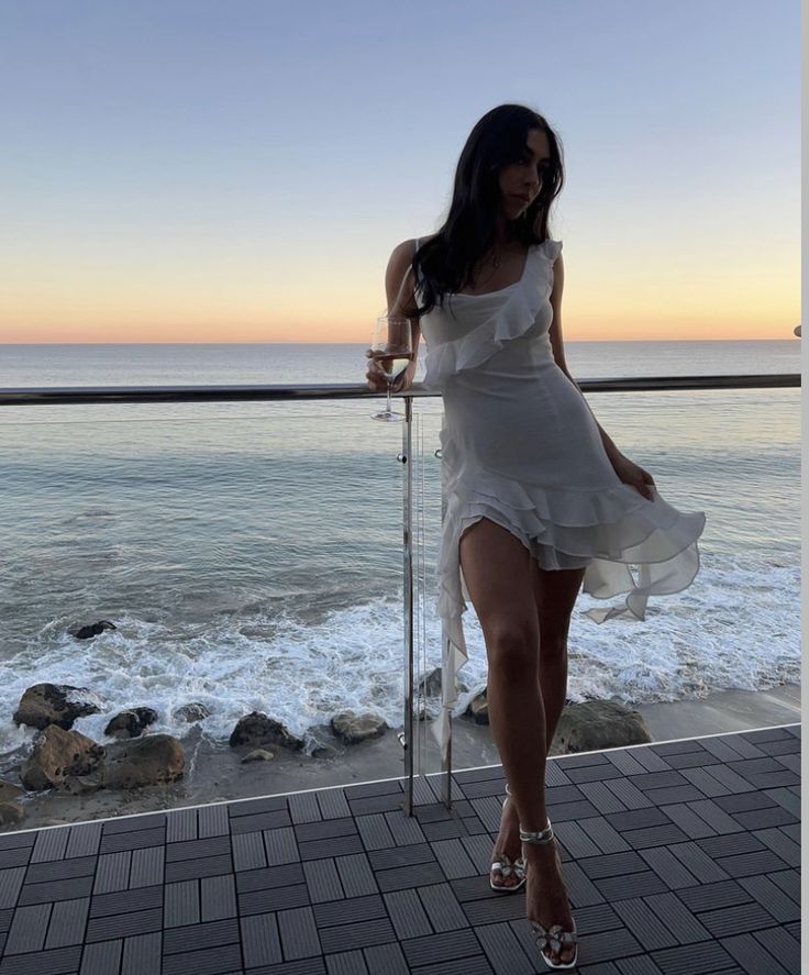 Vestido corto elegante de gasa blanca con tirantes finos, corte A y bajo con volantes, para fiesta de bienvenida y noche, GG1388