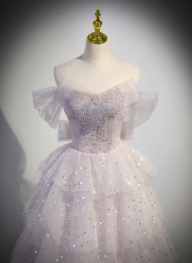 Elegante vestido de fiesta largo de tul con escote corazón, corte en A, color lila, hombros descubiertos, con cuentas y brillo. Vestidos de novia color lila. Vestidos de noche GG164.