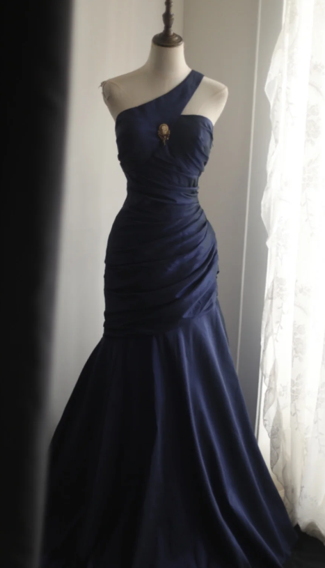 Vestido de fiesta largo plisado de satén azul marino con un solo hombro y corte sirena, GG2536