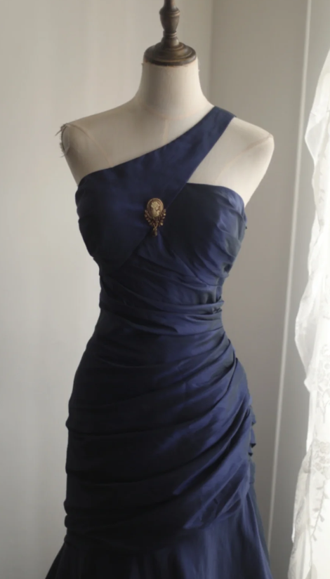 Vestido de fiesta largo plisado de satén azul marino con un solo hombro y corte sirena, GG2536