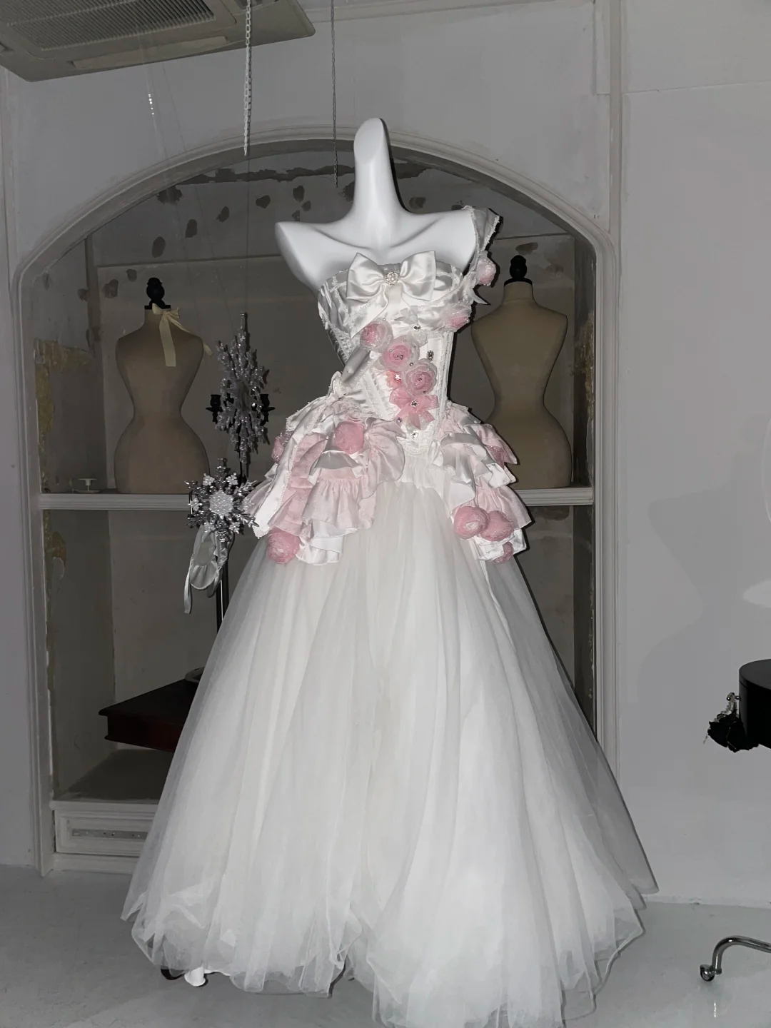 Hermoso vestido largo de fiesta, de noche, de satén, de tul y un solo hombro con flores GG2586