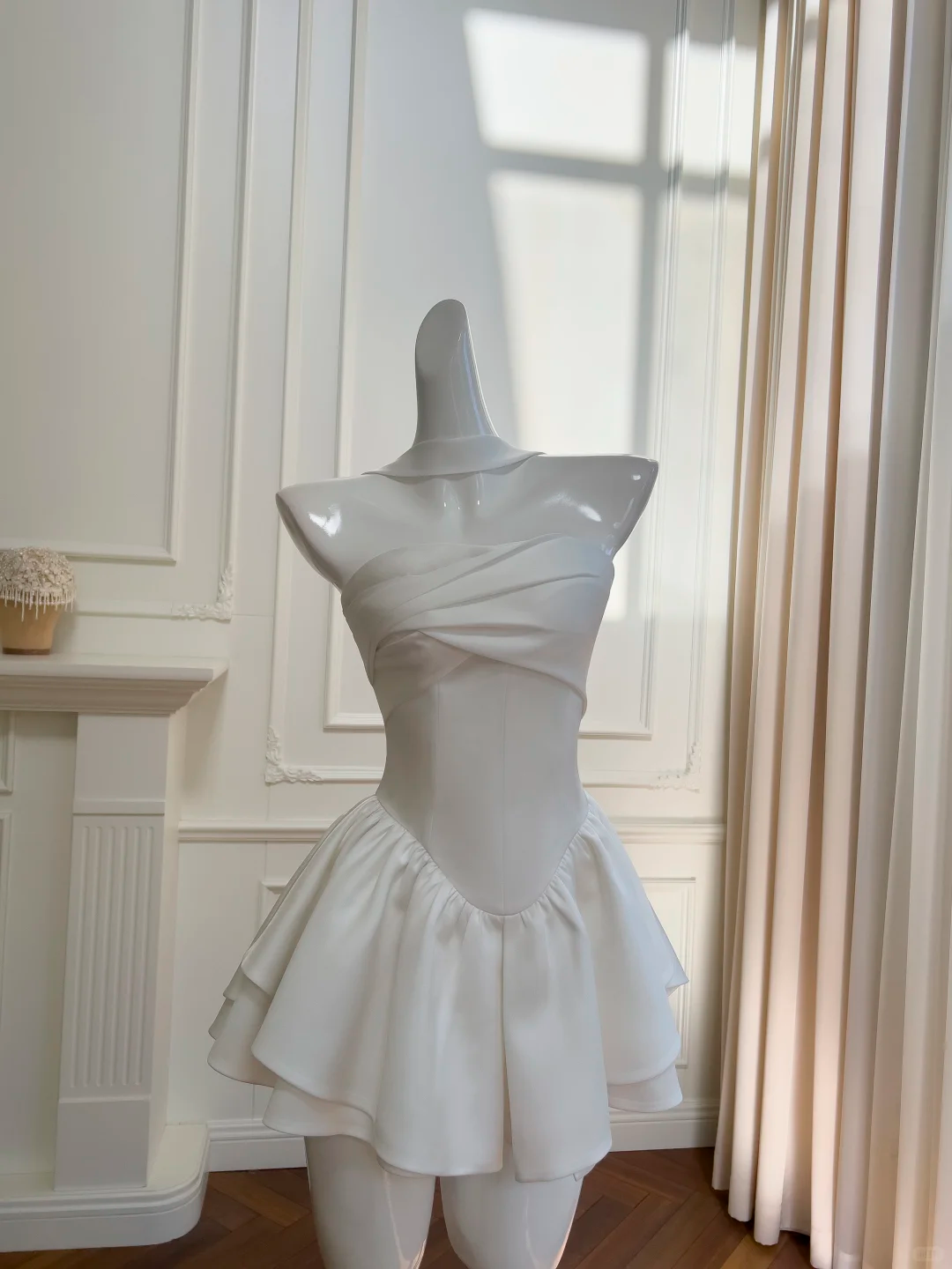 Vestido de fiesta corto plisado de satén blanco, sin tirantes, corte A, para regreso a casa y cumpleaños GG2648