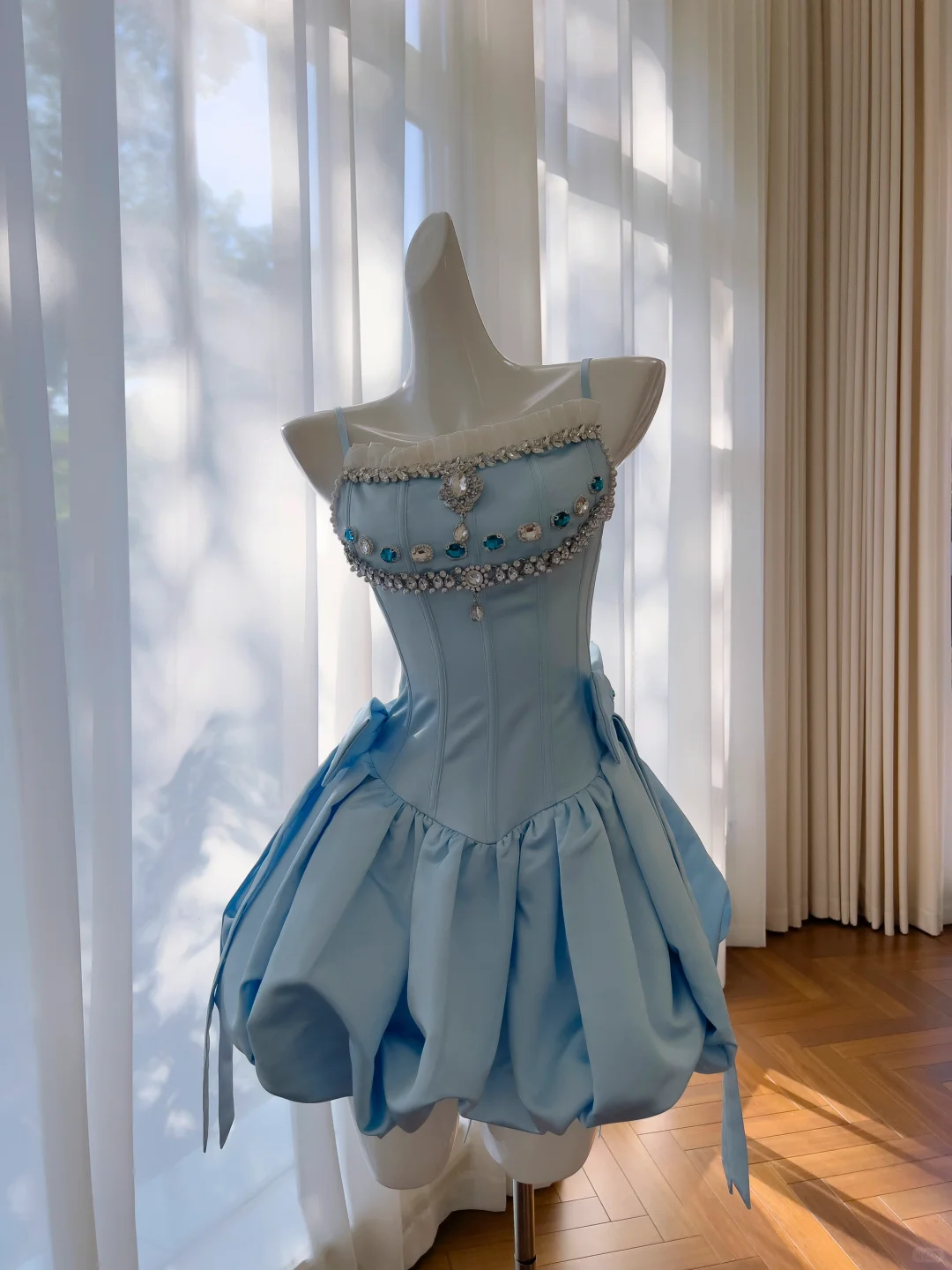 Vestido de fiesta corto elegante de satén azul con tirantes finos, corte A y cuentas, para regreso a casa y cumpleaños GG2689