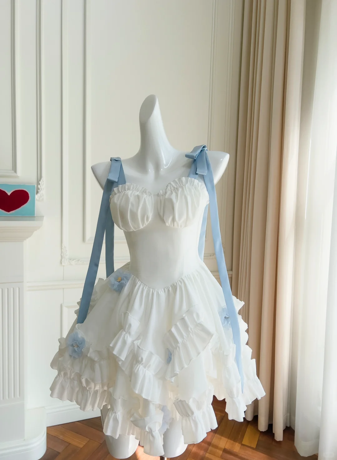 Precioso vestido de fiesta corto de satén blanco con tirantes finos, corte A, para regreso a casa y cumpleaños GG2759