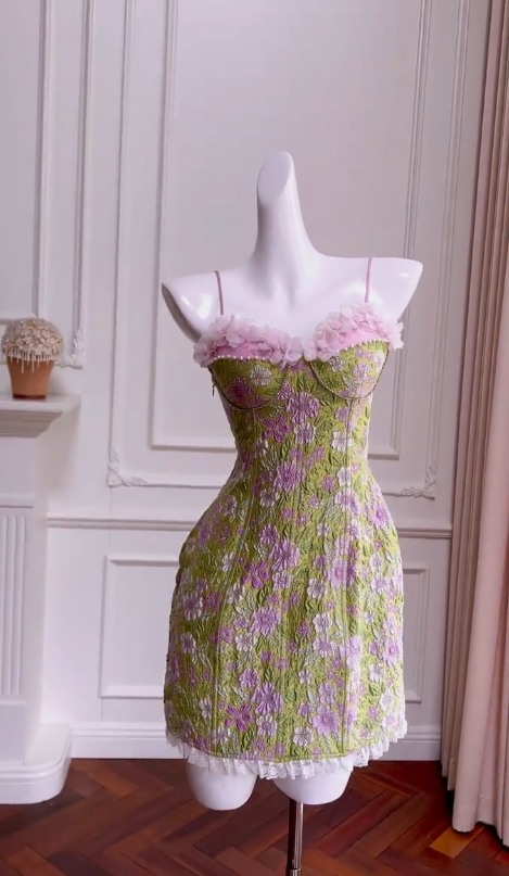 Hermoso vestido de fiesta corto de satén con tirantes finos, estampado floral, corte A, para regreso a casa y cumpleaños GG2774