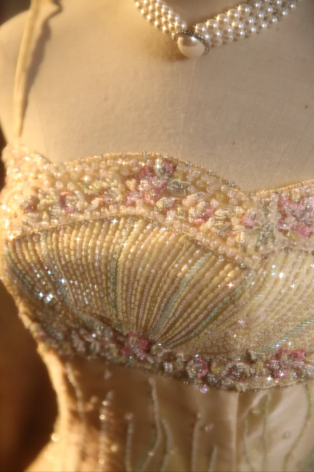 Hermoso vestido largo de fiesta, de noche y de satén amarillo pastel con tirantes finos y apliques de cuentas GG2871