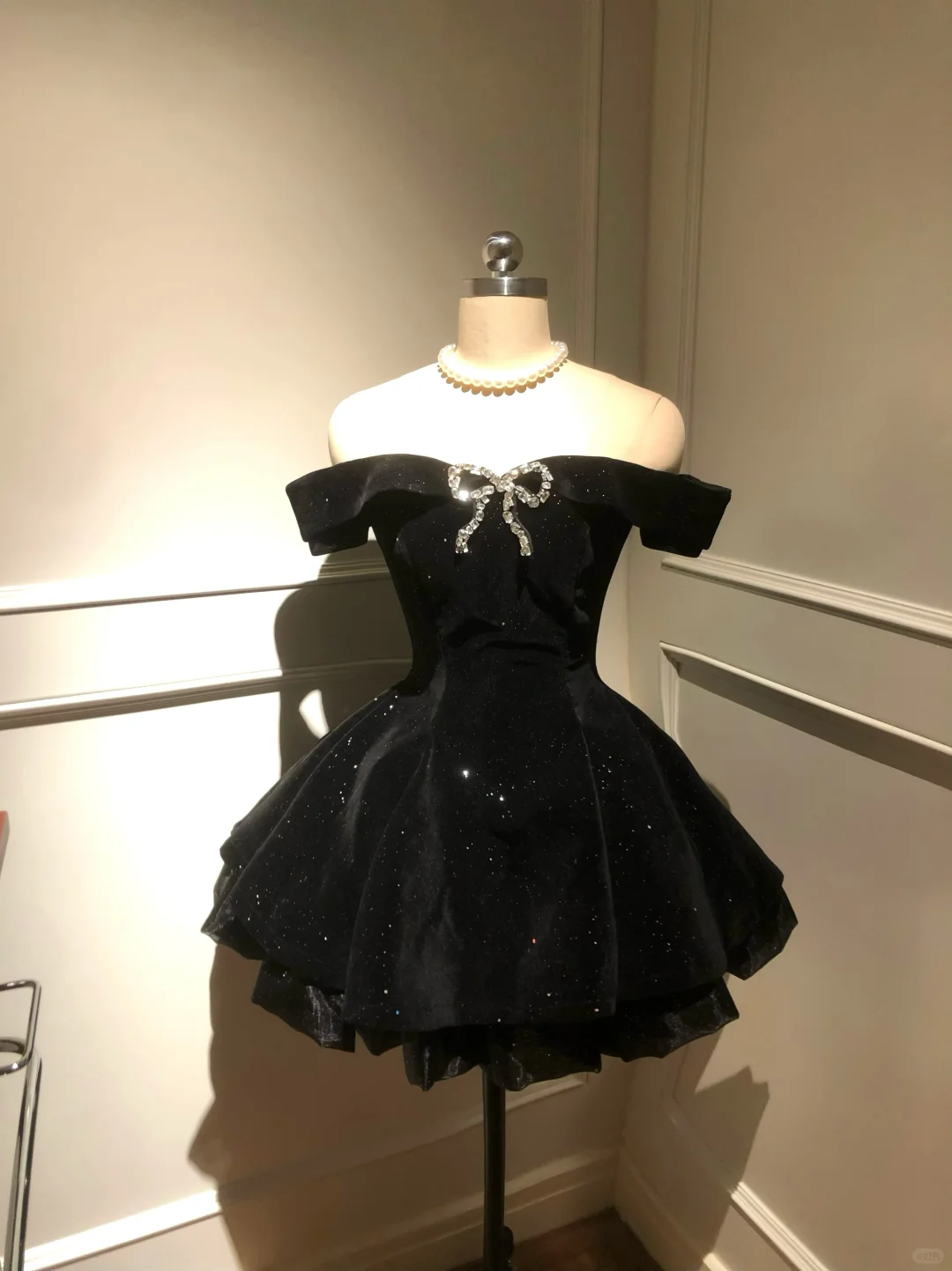 Vestido de fiesta corto de satén negro con hombros descubiertos y cuentas, corte A, para regreso a casa y cumpleaños, GG2924