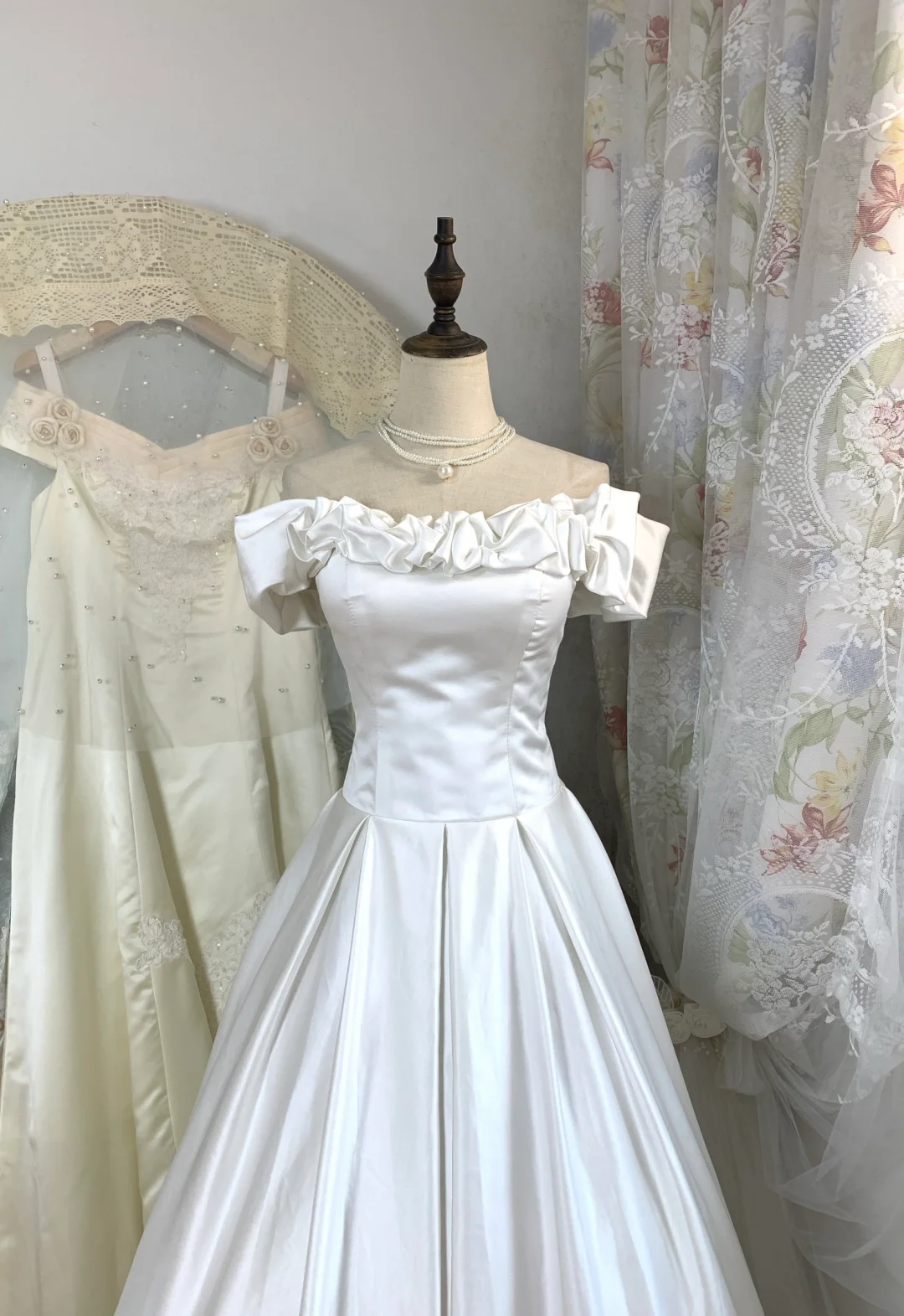 Elegante vestido largo de satén blanco con hombros descubiertos, corte en A, para fiesta de graduación o de noche GG2933
