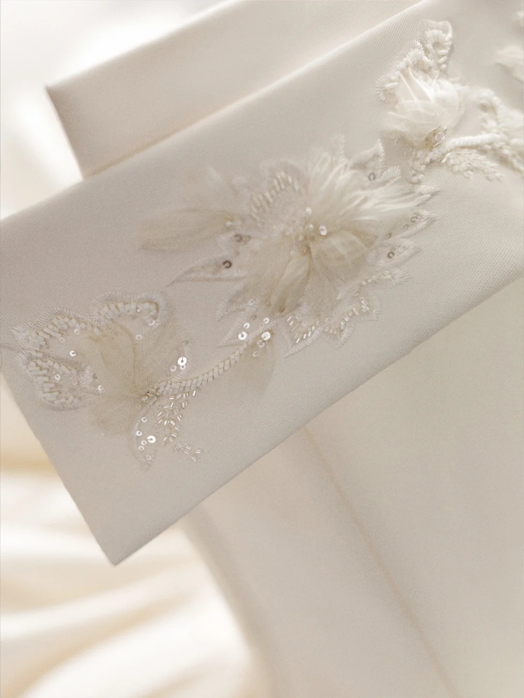 Vestido de novia largo de satén blanco sin tirantes y con apliques de princesa GG2942