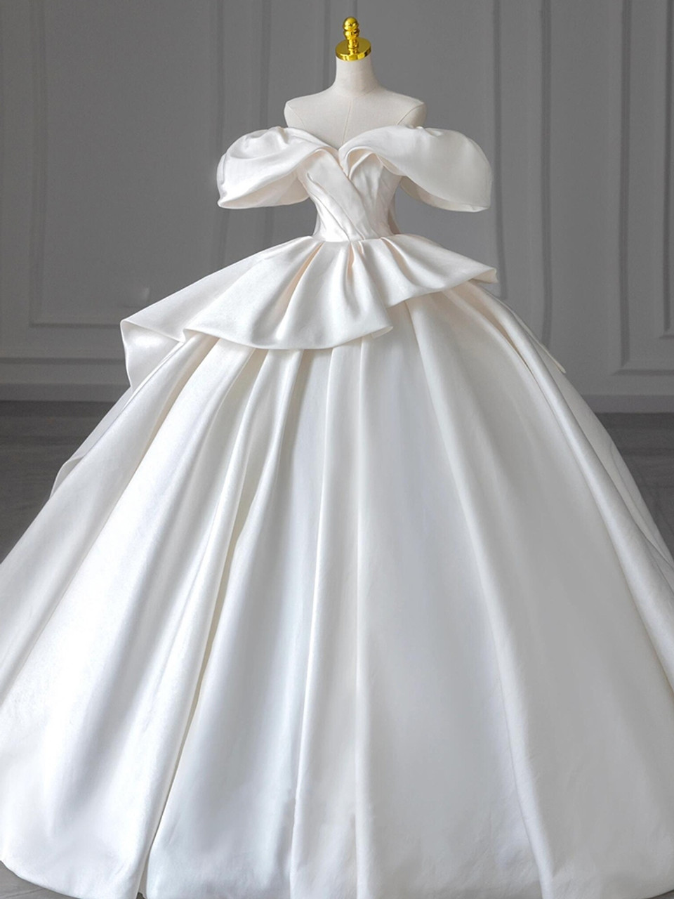 Vestido de novia largo de satén blanco con hombros descubiertos y corte de baile de ensueño GG2947
