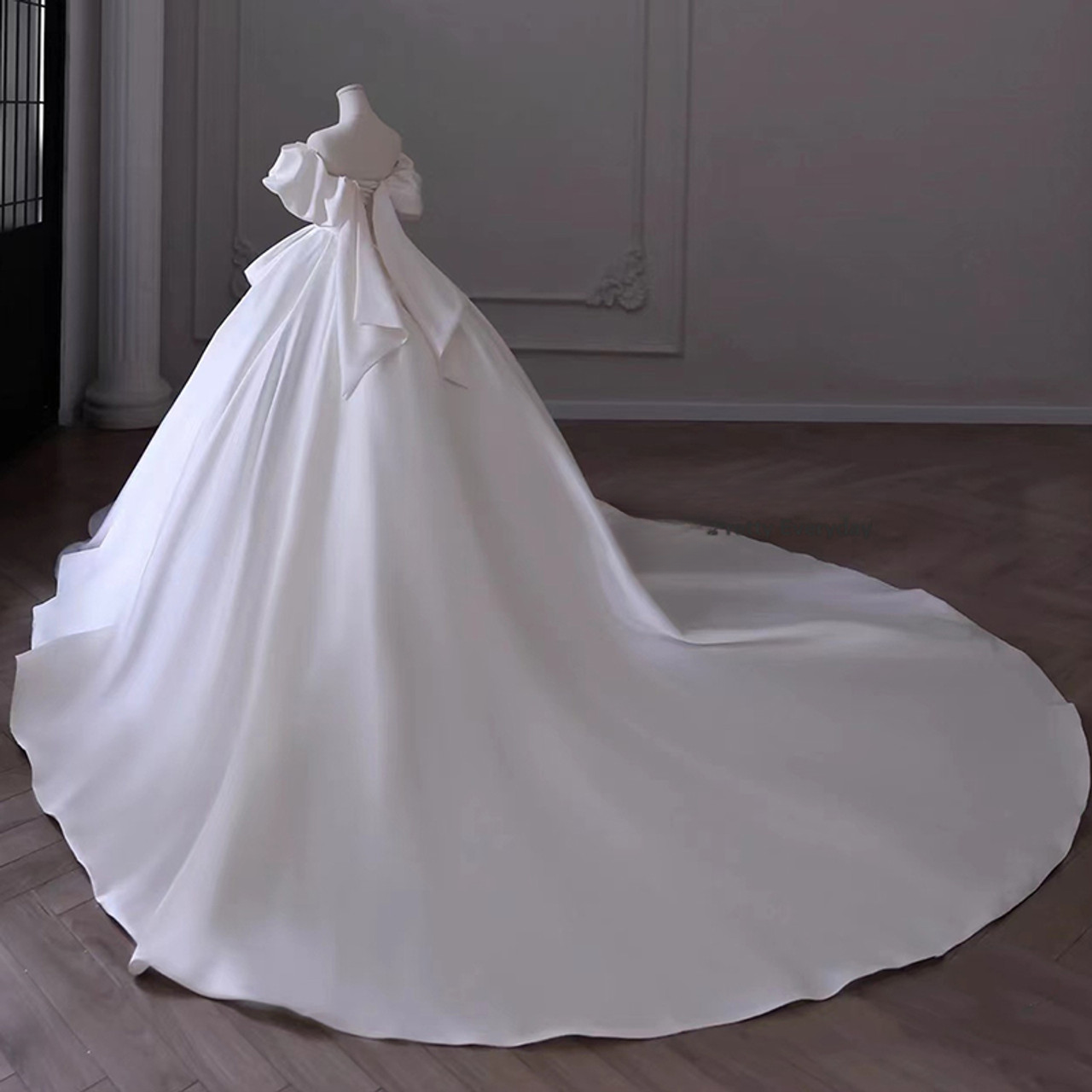 Vestido de novia largo de satén blanco con hombros descubiertos y corte de baile de ensueño GG2947