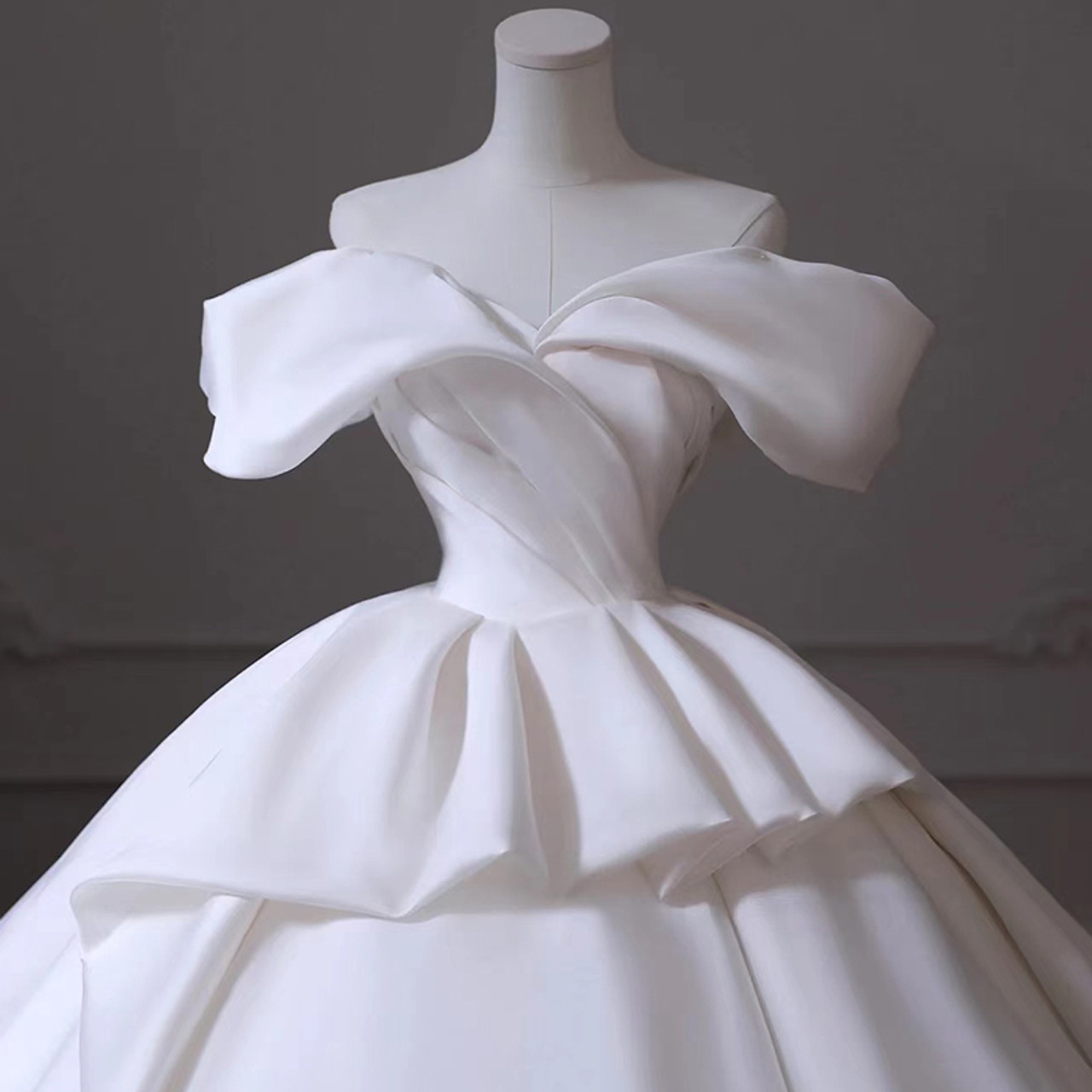 Vestido de novia largo de satén blanco con hombros descubiertos y corte de baile de ensueño GG2947