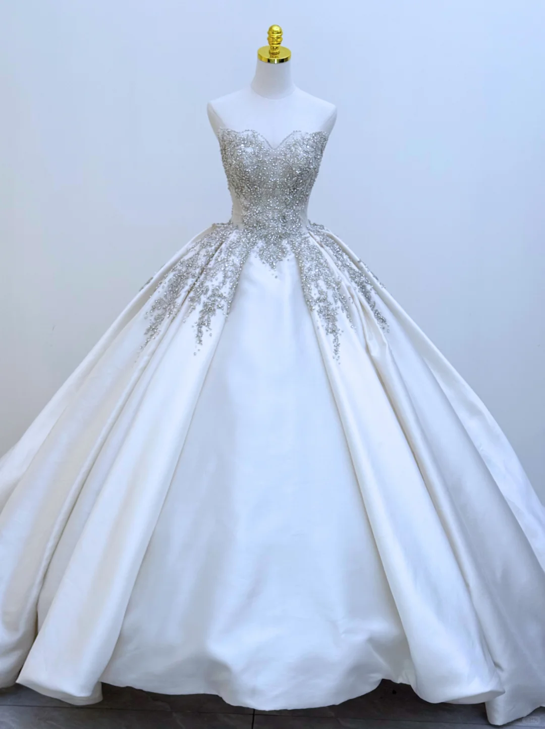 Vestido de novia largo de satén con cuentas y corte princesa, sin tirantes, GG2962