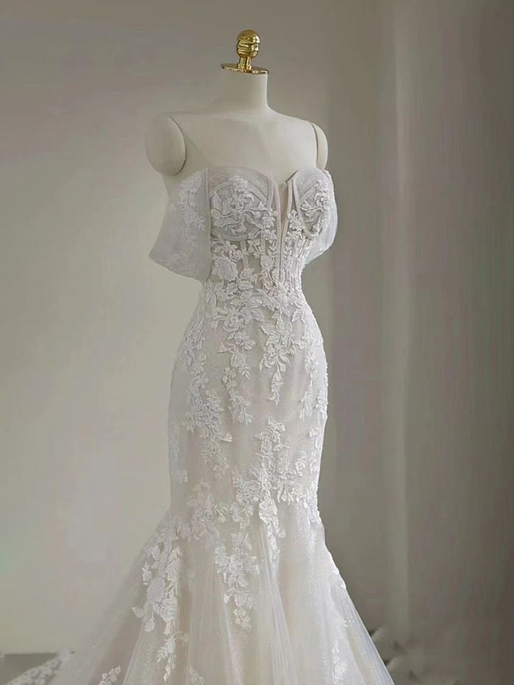 Vestido de novia largo de tul blanco con hombros descubiertos y elegante corte sirena GG2967
