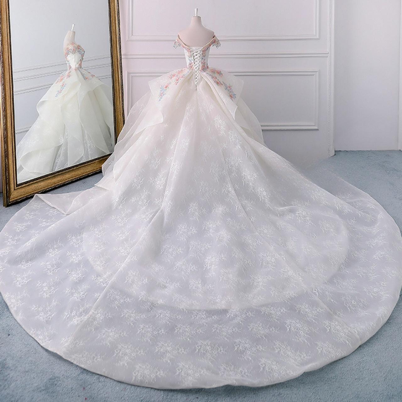 Vestido de novia largo con apliques de encaje y hombros descubiertos de ensueño GG2973