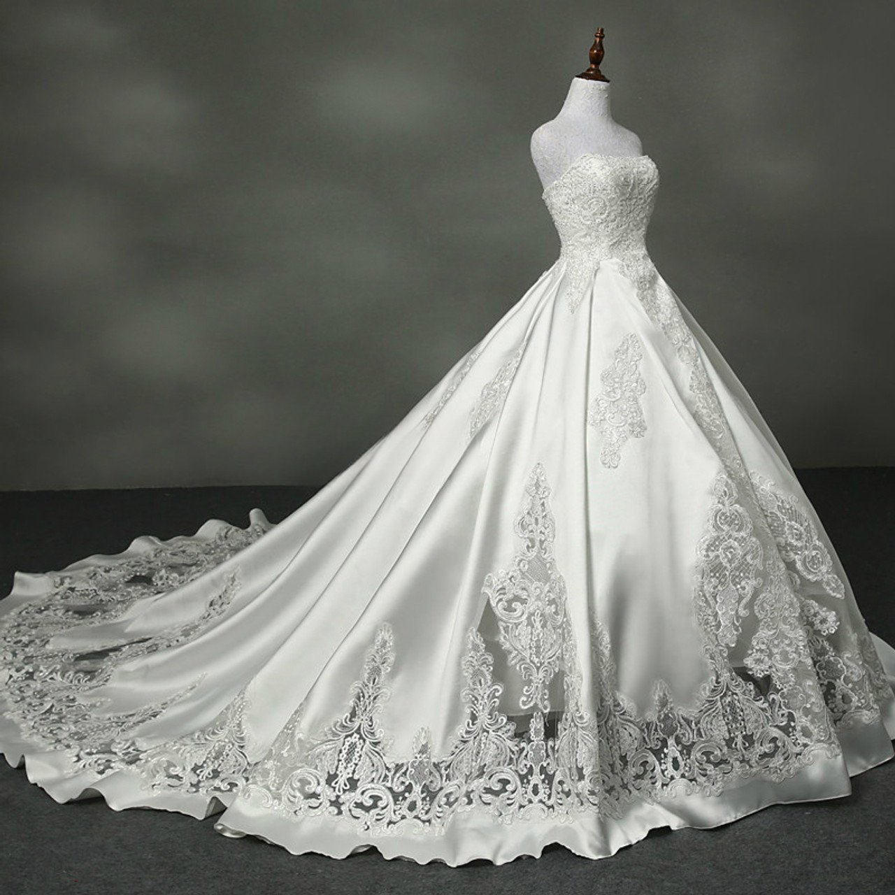 Vestido de novia largo clásico sin tirantes, de satén blanco, con apliques de encaje GG2974