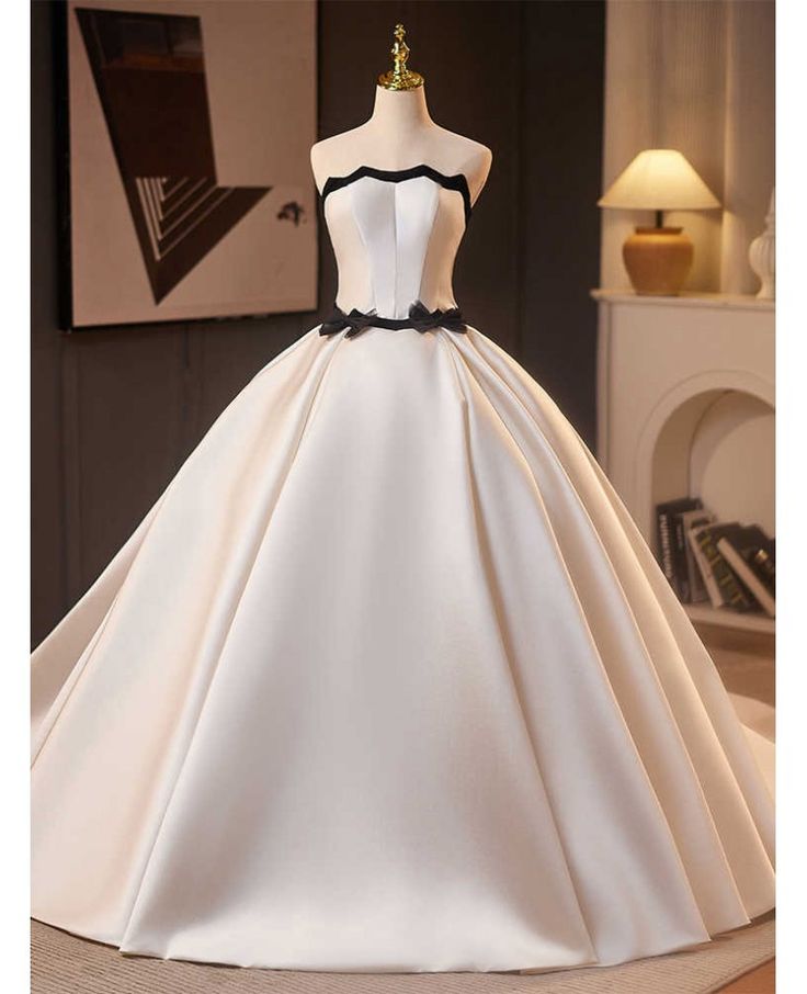 Vestido de novia largo con lazo de satén sin tirantes y corte drapeado GG2981