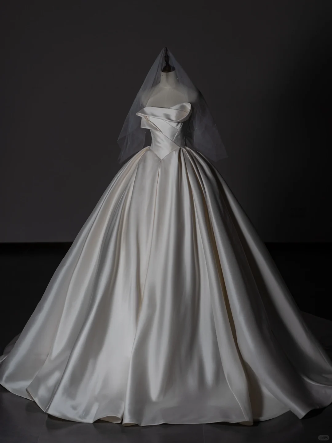 Vestido de novia largo clásico sin tirantes, de satén plisado y con velo de novia GG2994